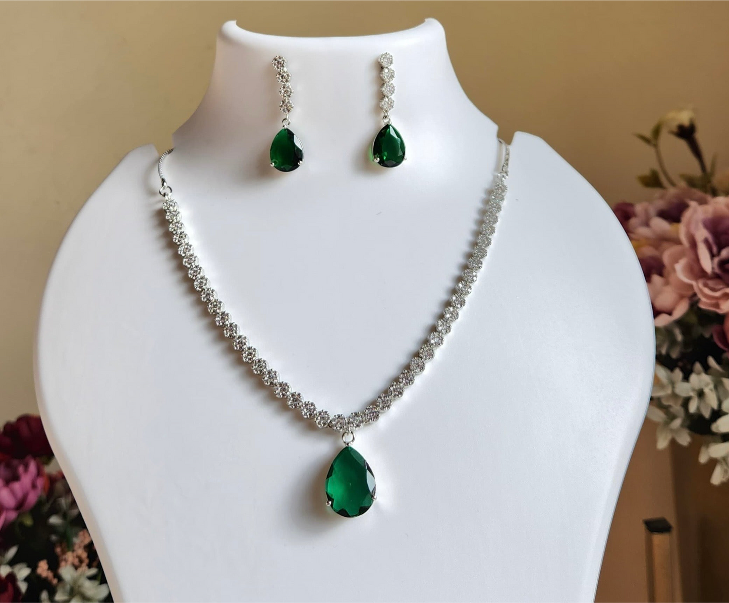 Single Emerald AD Studded Necklace